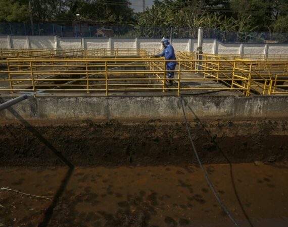 Sistema Imunana-Laranjal, em São Gonçalo, teve o funcionamento interrompido após ser constata a presença de tolueno na água — Foto: Fabiano Rocha/Agência O Globo