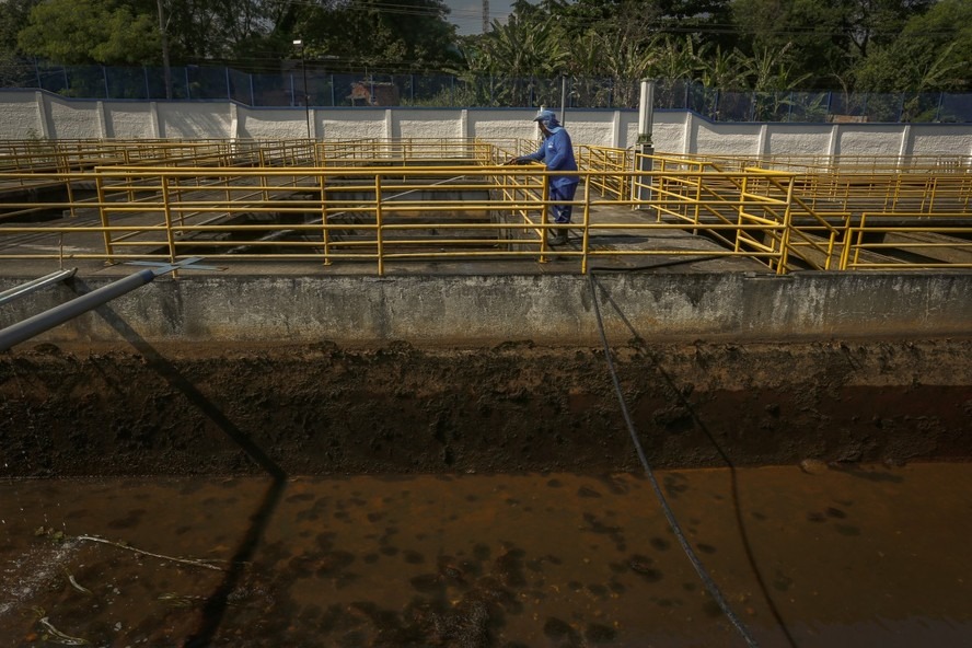 Sistema Imunana-Laranjal, em São Gonçalo, teve o funcionamento interrompido após ser constata a presença de tolueno na água — Foto: Fabiano Rocha/Agência O Globo