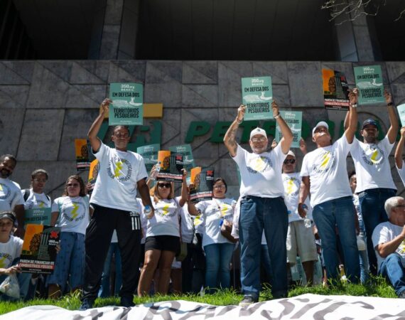 Pescadores artesanais pedem transição energética justa, em protesto em frente do prédio da Petrobras, no Centro do Rio de Janeiro, em 3 de novembro. Crédito: Lucas Landau/350.org