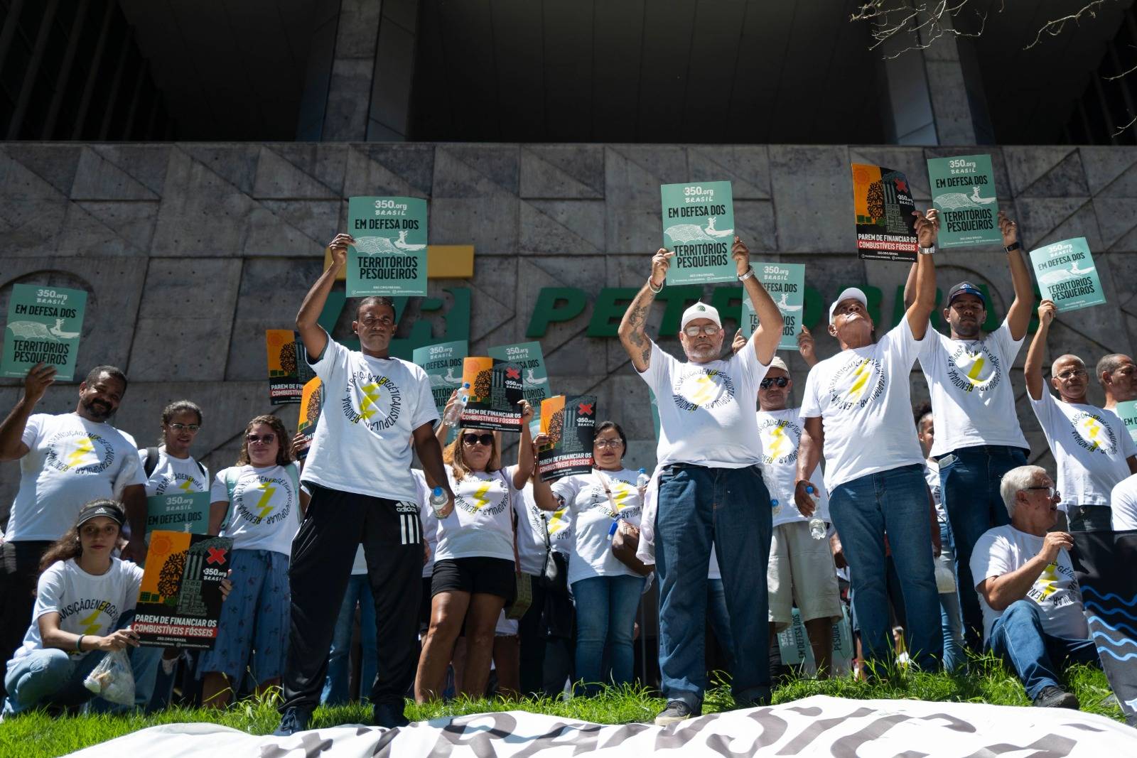 Pescadores artesanais pedem transição energética justa, em protesto em frente do prédio da Petrobras, no Centro do Rio de Janeiro, em 3 de novembro. Crédito: Lucas Landau/350.org